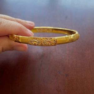 Gold bangle bracelet 7”